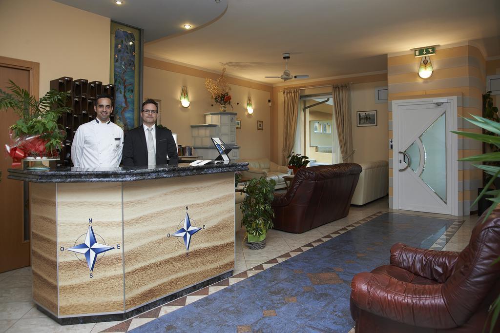 Hotel La Bussola Орта Сан Джулио Екстериор снимка