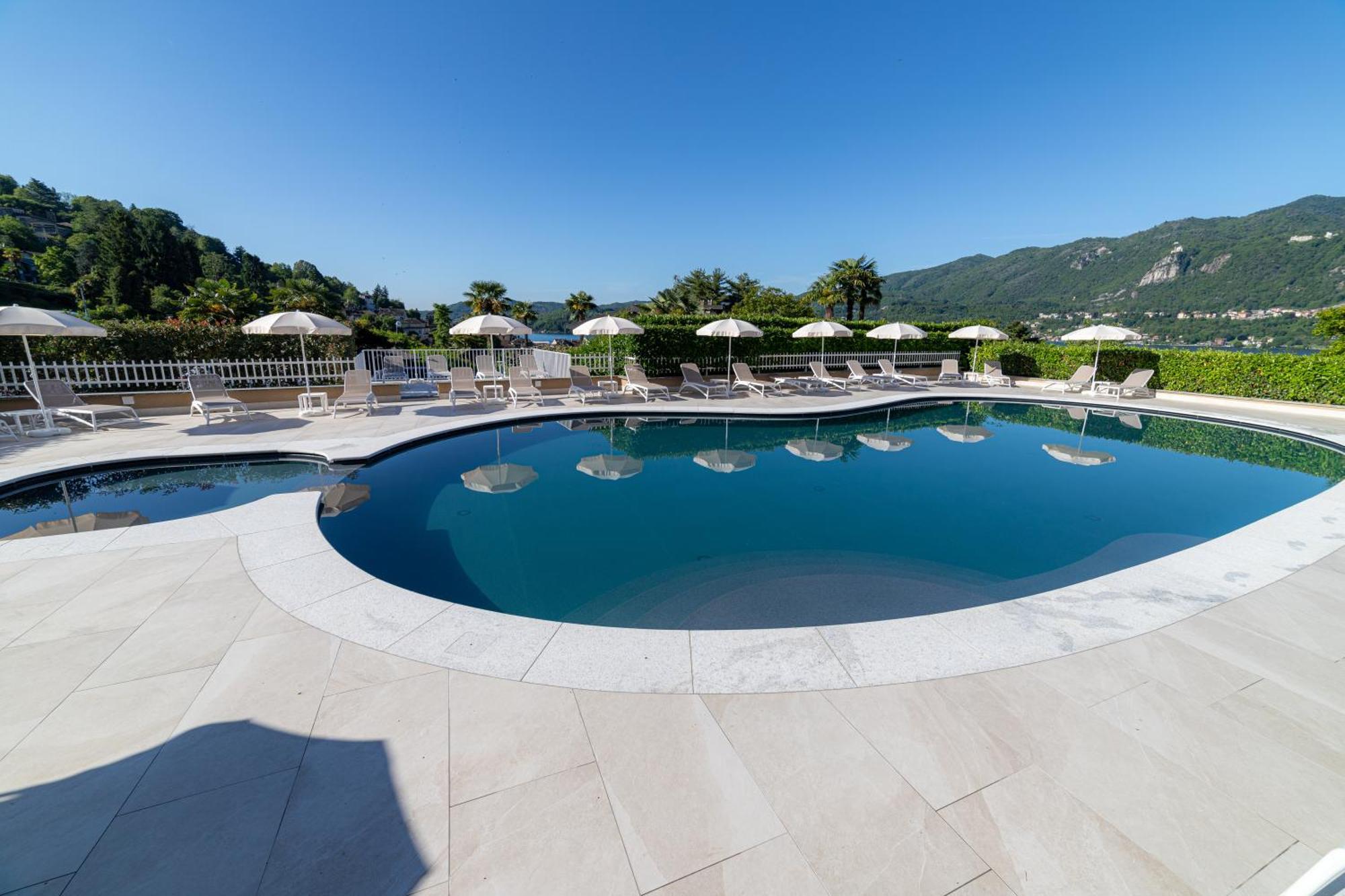 Hotel La Bussola Орта Сан Джулио Екстериор снимка