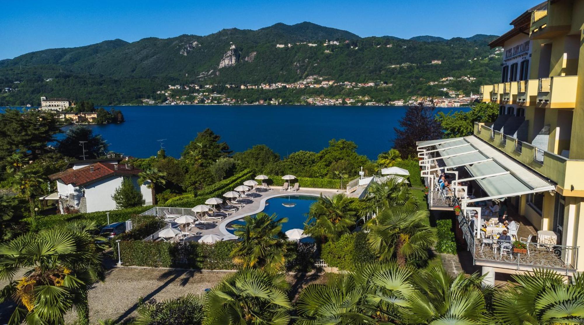 Hotel La Bussola Орта Сан Джулио Екстериор снимка