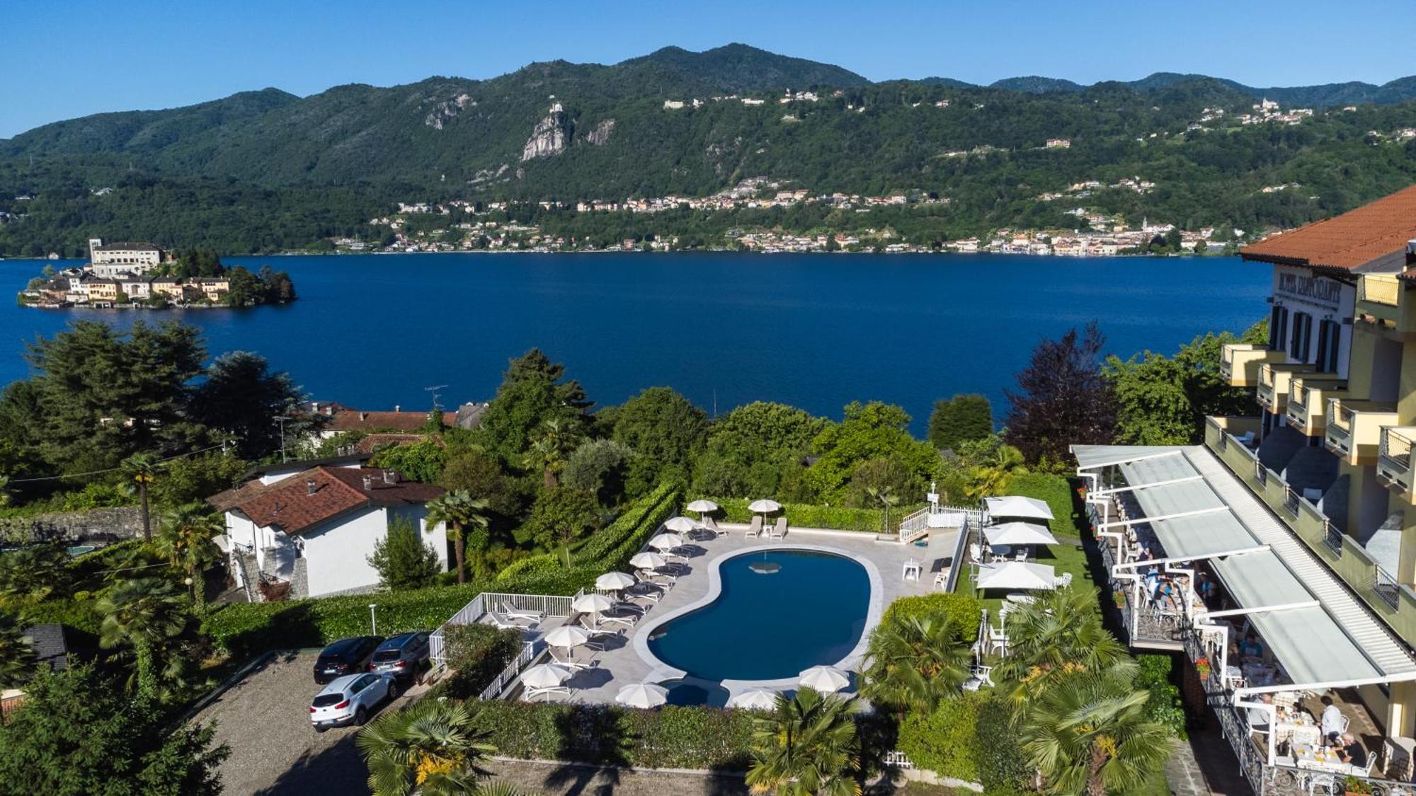 Hotel La Bussola Орта Сан Джулио Екстериор снимка