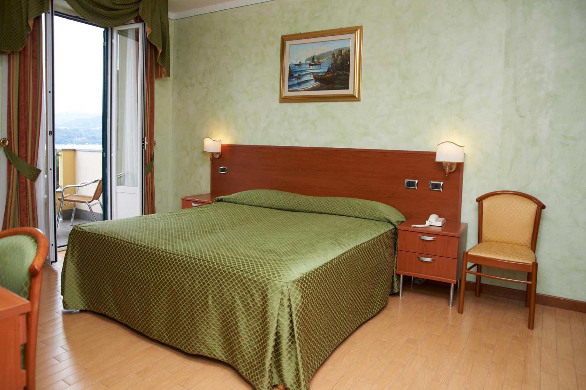 Hotel La Bussola Орта Сан Джулио Екстериор снимка