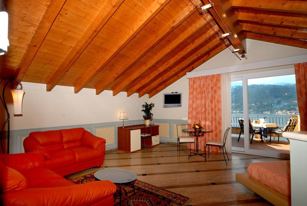 Hotel La Bussola Орта Сан Джулио Екстериор снимка
