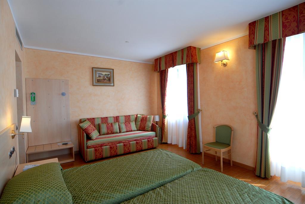 Hotel La Bussola Орта Сан Джулио Екстериор снимка