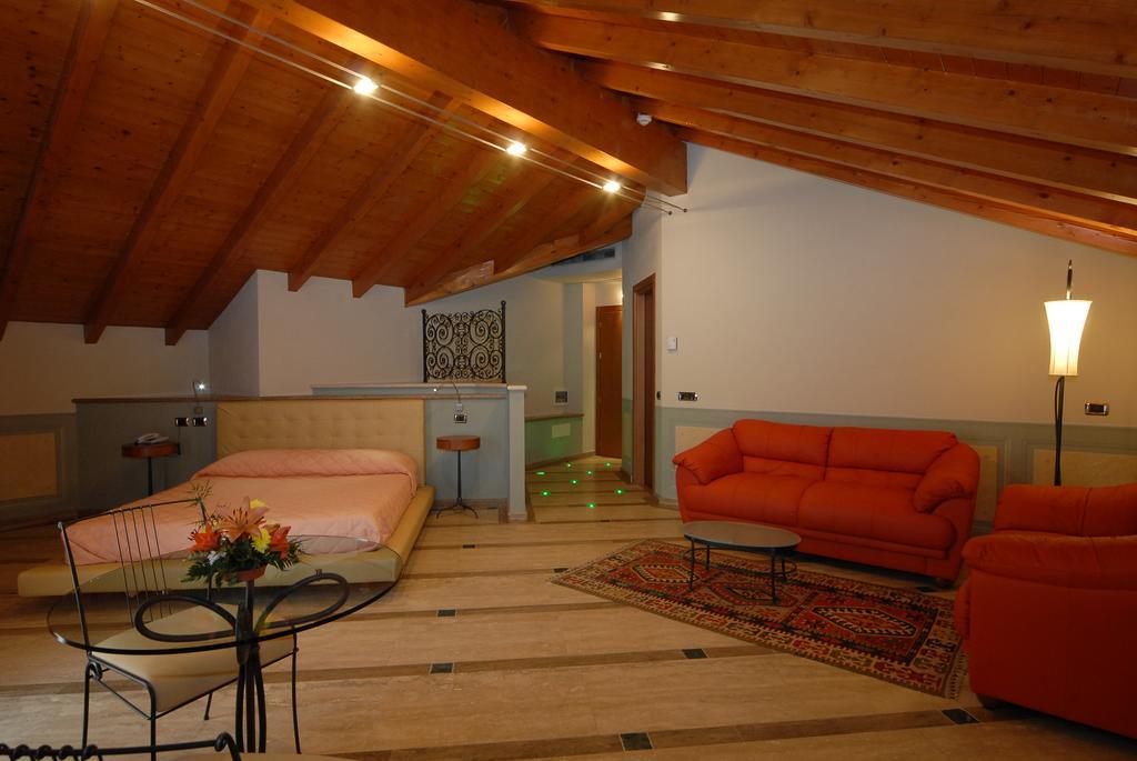 Hotel La Bussola Орта Сан Джулио Екстериор снимка