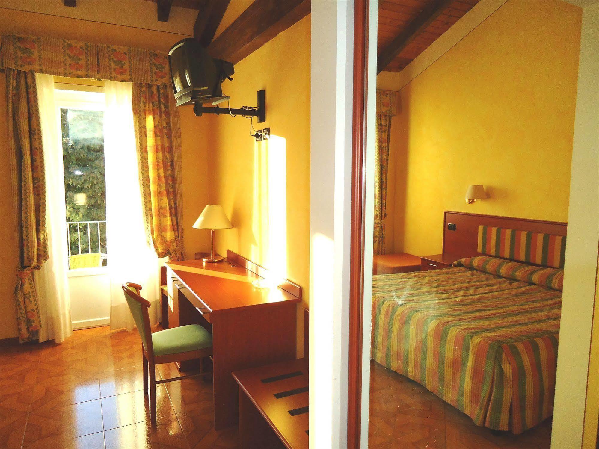 Hotel La Bussola Орта Сан Джулио Екстериор снимка