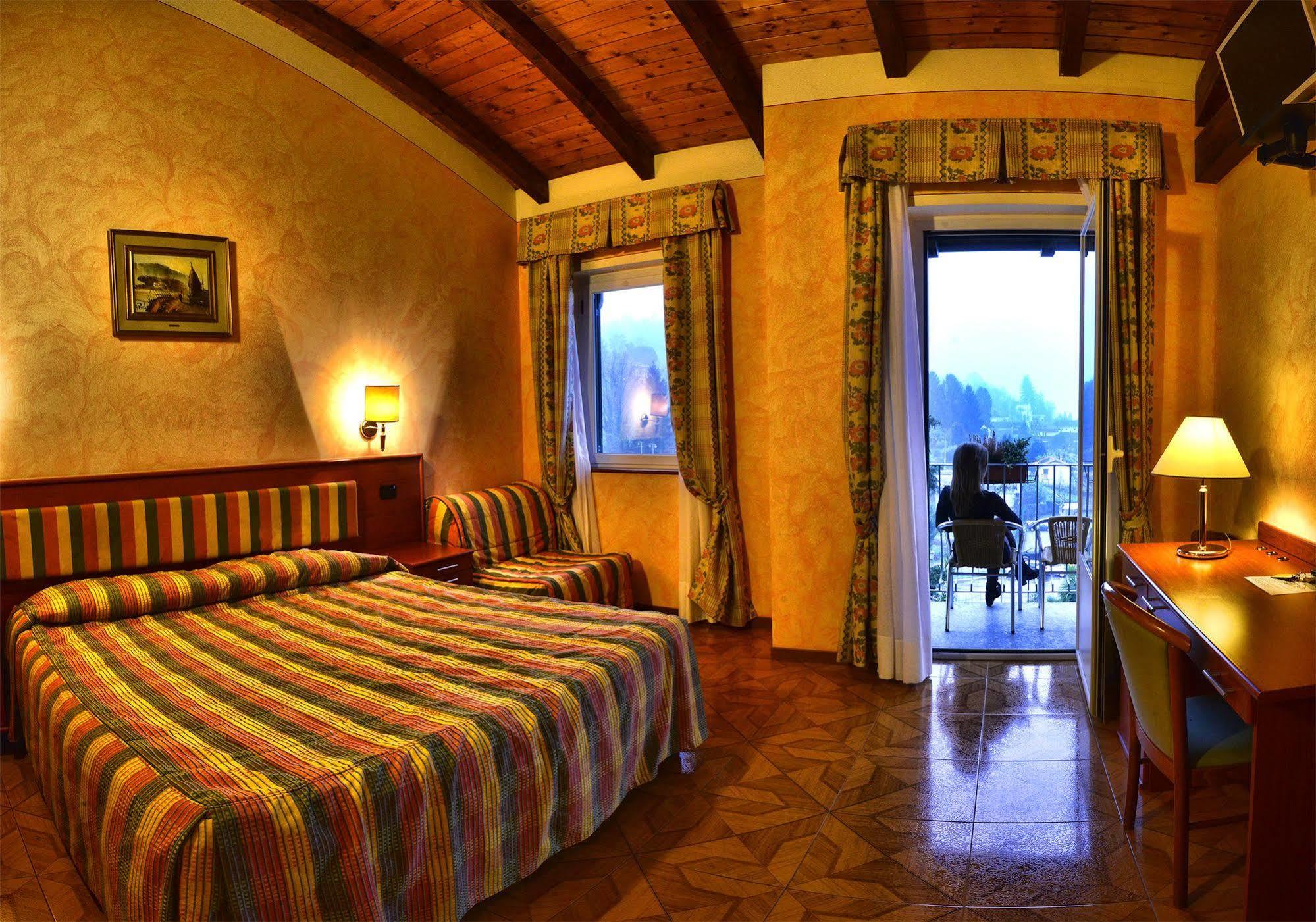 Hotel La Bussola Орта Сан Джулио Екстериор снимка